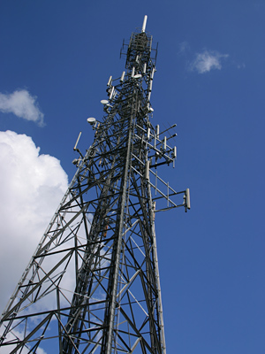 stock-photo-uk-mobile-phone-mast-against-blue-sky-with-white-cloud-11904199